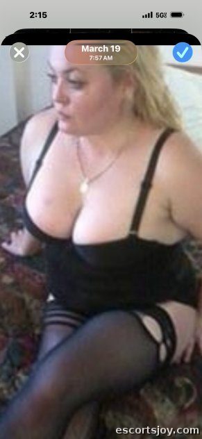 Busty curvy treat - European mature lady