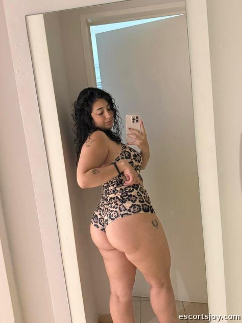 Janee - SWEET TEMPTATION & EXCLUSIVE VIDEOS  Craving a little attention