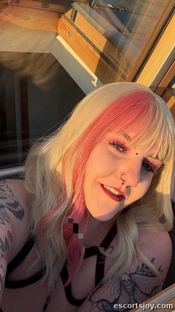 Molly - Escorts Available now